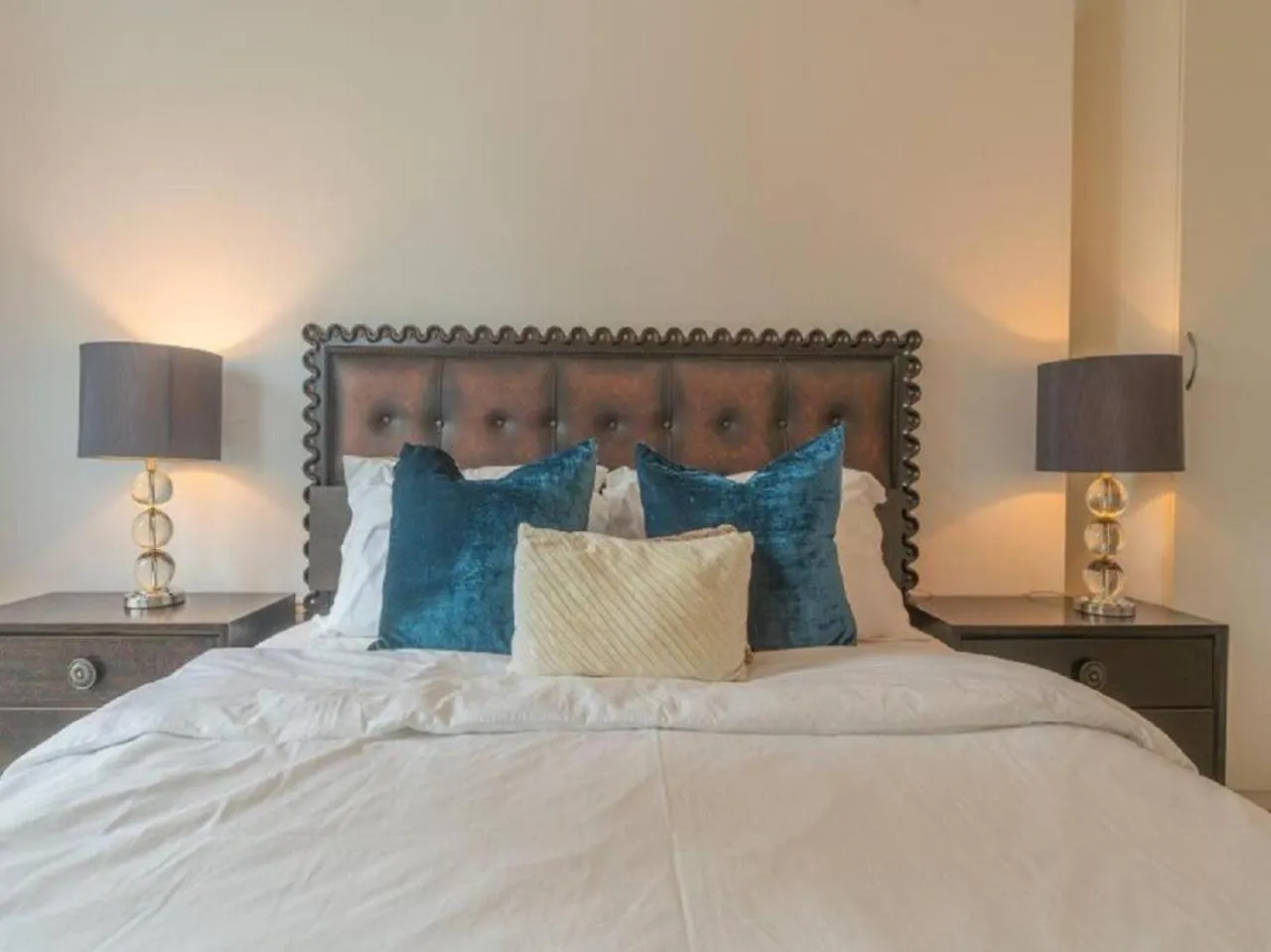 Elegant Apartment Overlooking Dubai Mall Fountain.