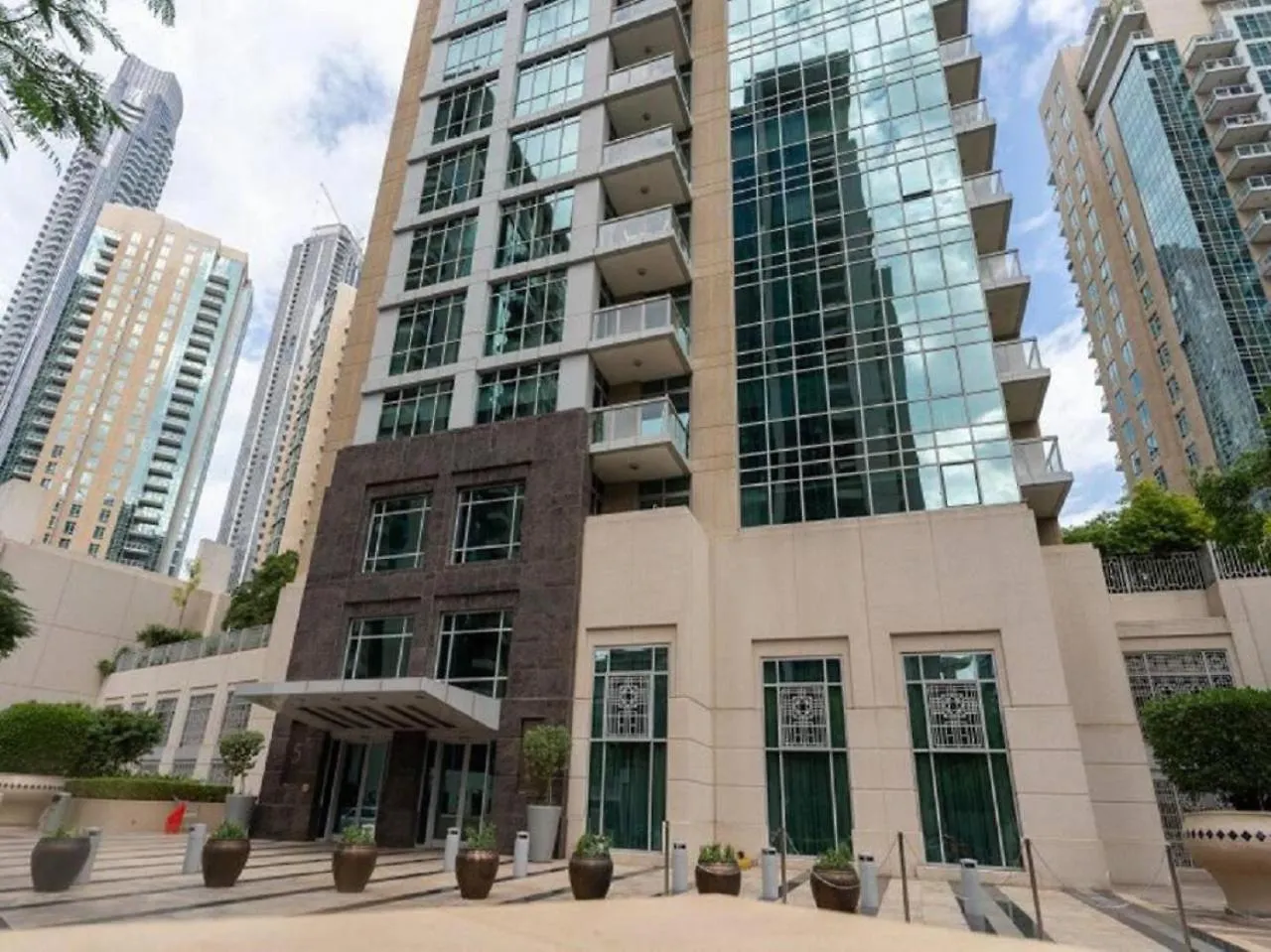 Elegant Apartment Overlooking Dubai Mall Fountain.