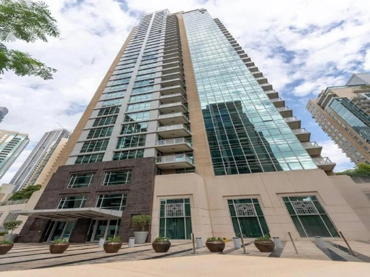 Elegant Apartment Overlooking Dubai Mall Fountain.