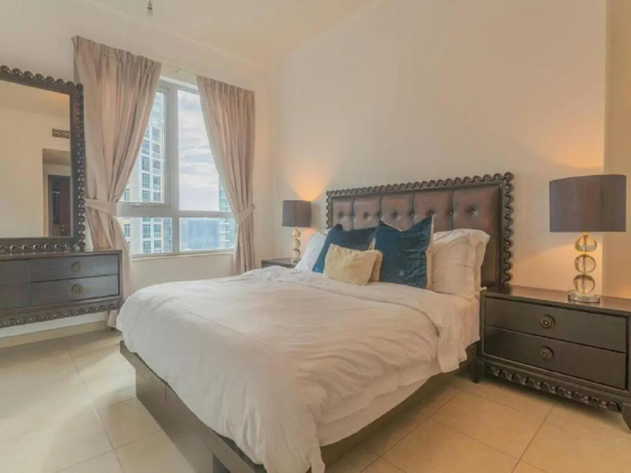 Elegant Apartment Overlooking Dubai Mall Fountain.