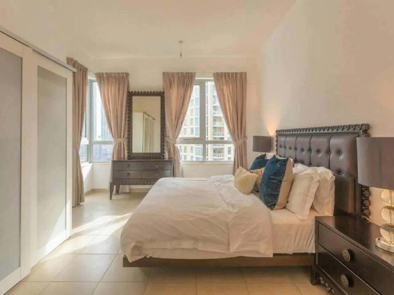 Elegant Apartment Overlooking Dubai Mall Fountain.