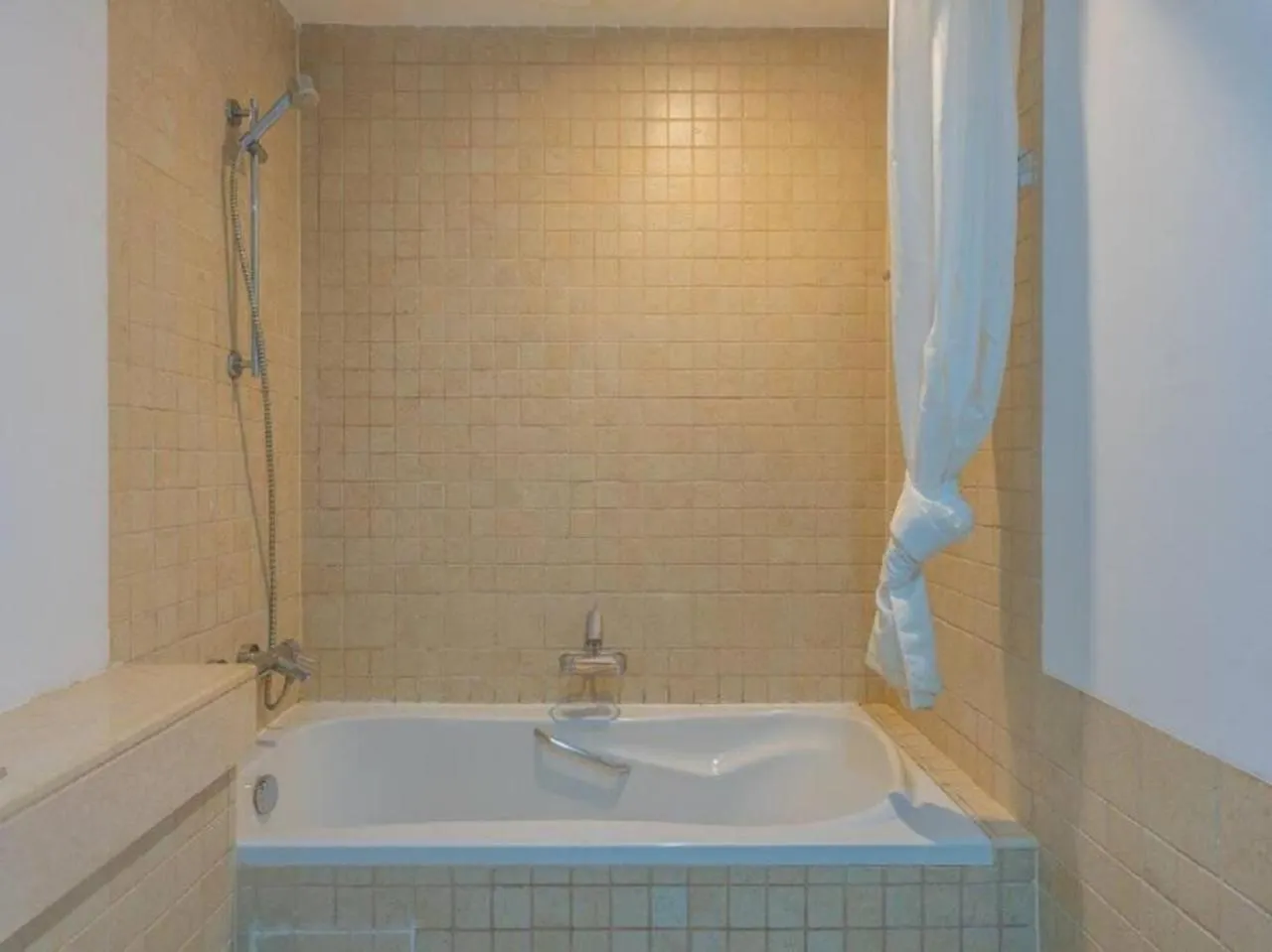 Elegant Apartment Overlooking Dubai Mall Fountain.