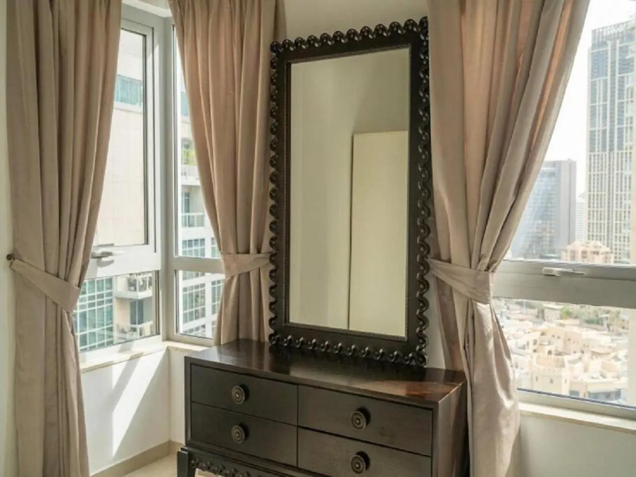 Elegant Apartment Overlooking Dubai Mall Fountain.