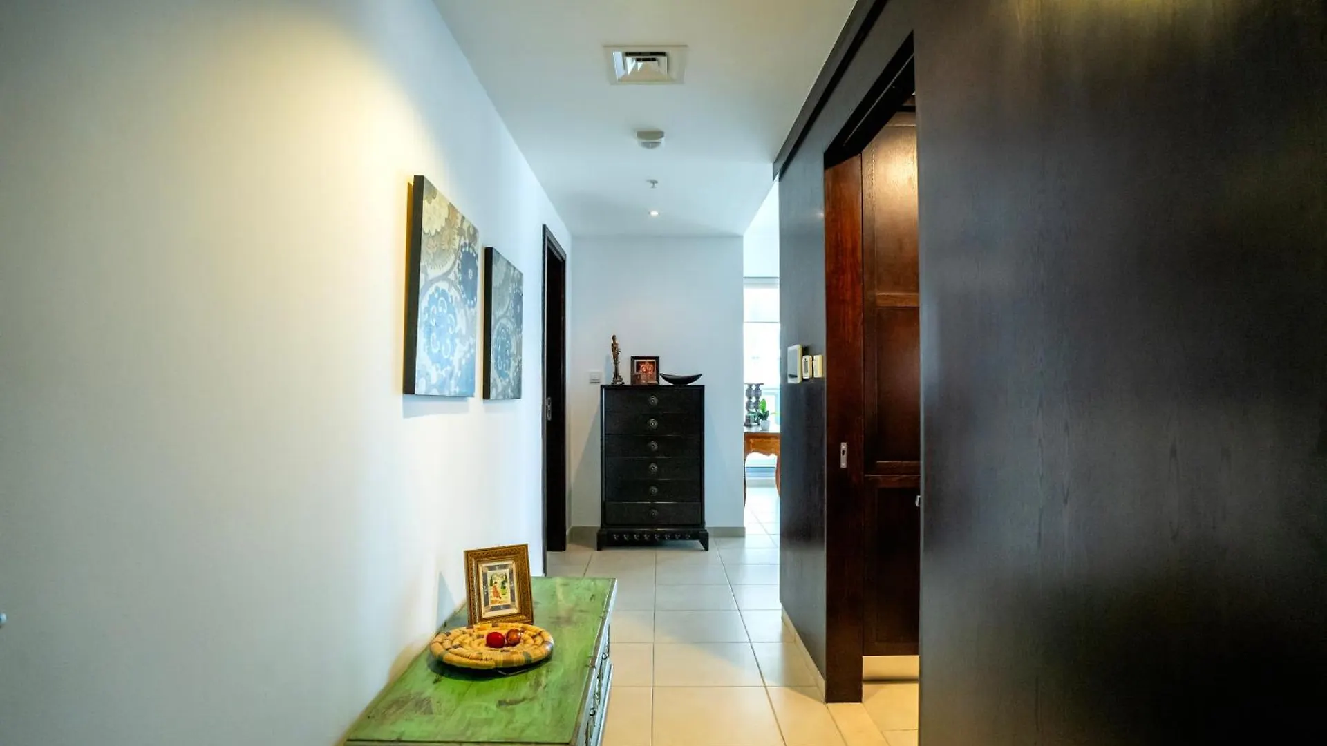 Elegant Apartment Overlooking Dubai Mall Fountain.